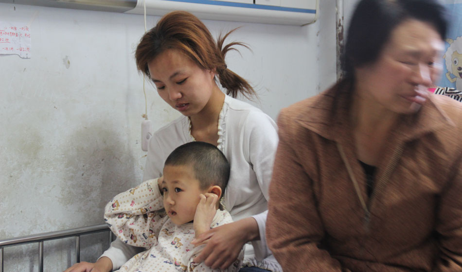 骨穿刺之后的小彬嫻心理產(chǎn)生了恐懼感，面對前來看望她的好心人士她會(huì)叫著捂上耳朵，使勁往媽媽的身體里躲，她總害怕自己再次承受那樣的疼痛。小彬嫻每一次這樣的舉動(dòng)都深深刺痛著家人的心，他們不想讓孩子如此痛苦，又不想放棄治療，因?yàn)獒t(yī)生說小彬嫻病情的治愈率挺高的，他們一定要陪孩子堅(jiān)強(qiáng)地區(qū)戰(zhàn)勝病魔。