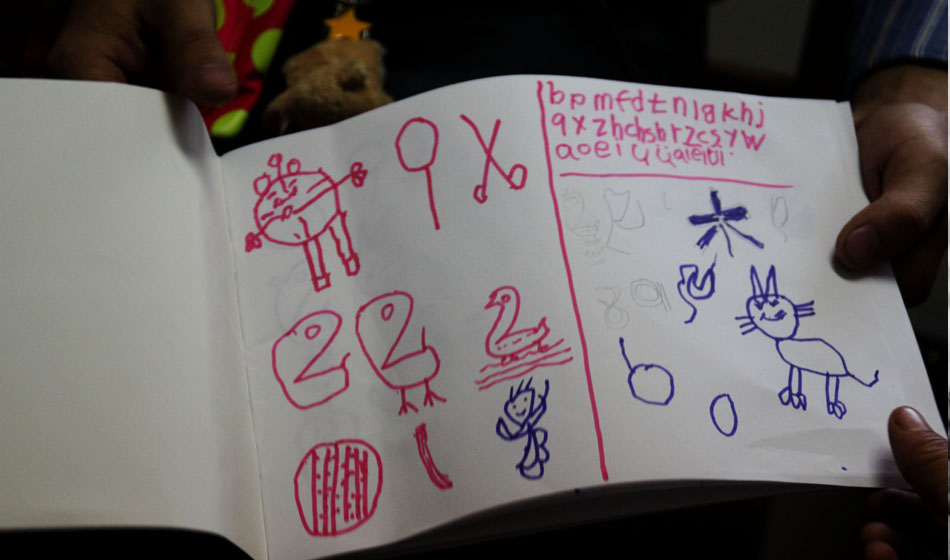 她還記得老師教給她的東西，或許她的畫中隱藏著小小的內(nèi)心深處的期盼。