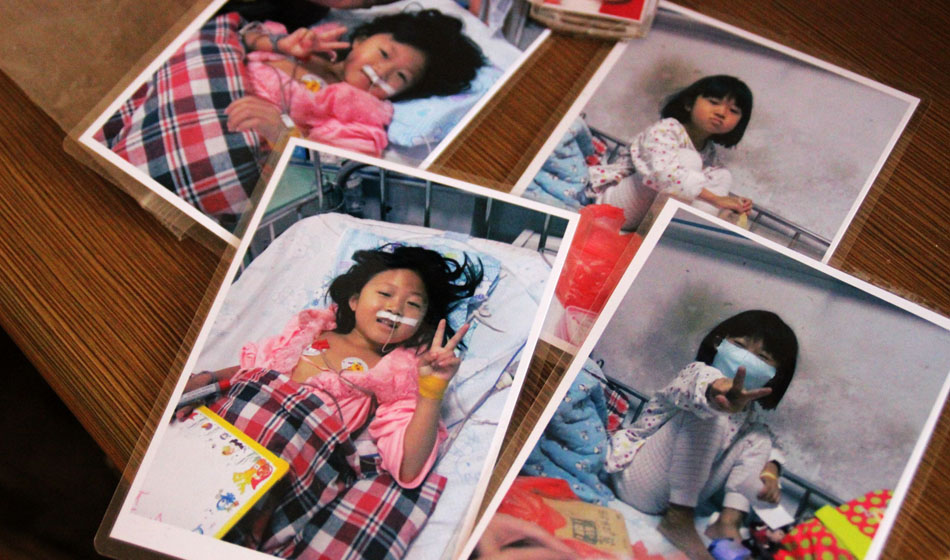 骨穿刺之前的輸血治療，小彬嫻的叔叔給她拍下的定格的微笑。“為了小彬嫻，家里最值錢的三馬車賣掉了，她叔叔把自己心愛的小車也賣掉了?！鄙Ｏ壬吹脚畠壕陀X得一切都值！