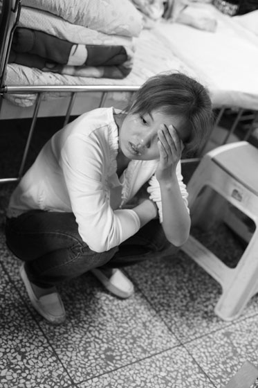 女兒熟睡之后，媽媽總會(huì)一個(gè)人想很多，女兒的病情、巨額的醫(yī)療費(fèi)用時(shí)刻充斥著她的大腦，年輕的媽媽在這種情境下變得憔悴了很多，她不知道小彬嫻什么時(shí)候會(huì)好起來，帶著她穿梭在小公園里看著她稚嫩的笑。