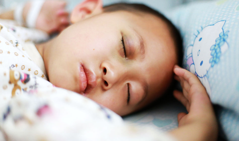 小彬嫻眼部、嘴部、脖子等出血點(diǎn)致使她無法吃硬東西，不小心劃破一下對她就是最大的損失，每個(gè)人都在保護(hù)著她，包括幼小的她自己。