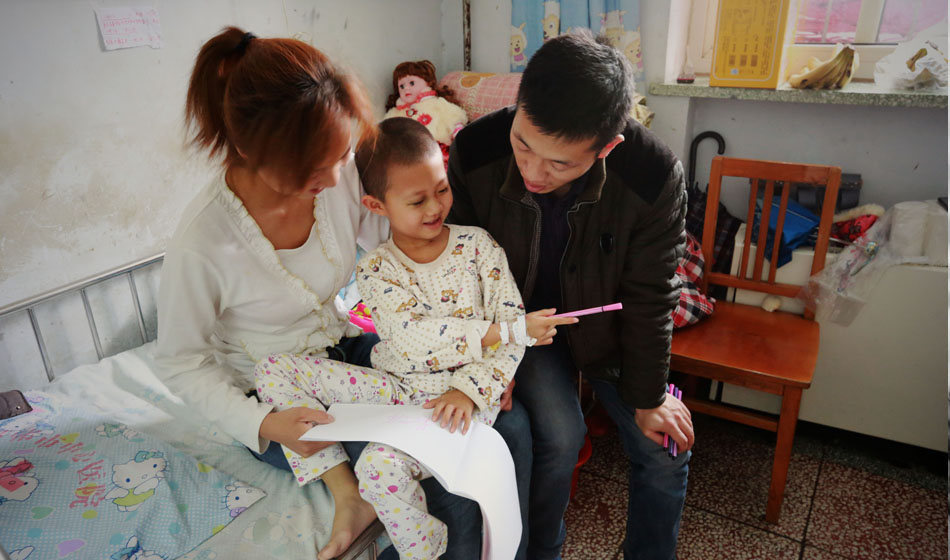 最近一段時(shí)間，小彬嫻似乎意識到了什么，只要醫(yī)生向她走來，哪怕是哭著她也會(huì)主動(dòng)伸出胳膊，接受每天一次的皮下組織注射，“我不能流血，治好我才能回家。”她都學(xué)會(huì)了自我安慰。這個(gè)午后，她拿起愛心人士送給她的畫筆和畫紙開心地玩了起來，爸爸媽媽也終于露出了久違的笑臉，他們必須強(qiáng)忍著壓力給女兒更多的快樂。