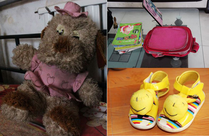 被小彬嫻當(dāng)成寶貝的毛絨玩具，臟兮兮地靠在床沿，顯得是那樣的孤單；還未裝包的書本、還未來及穿著蹦跳的可愛涼鞋都被放在了家里，它們也在等待小主人回家。