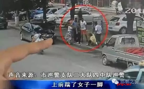 8月5日，市巡警支隊二大隊四中隊巡警在水廠路上巡邏時，突然一名神色慌張的男子攔下了警車，男子向巡警說他的愛人被打了。巡警立即查看情況，發(fā)現(xiàn)一名約30歲的女子手捂腹部倒在便道上，巡警立即撥打了110和120。經(jīng)了解得知，受傷女子于某某已懷有兩個月身孕，于某某的丈夫與男子有經(jīng)濟(jì)糾紛，當(dāng)天男子找于某某的丈夫要錢，結(jié)果起了爭執(zhí)。巡警從醫(yī)院了解到于某某不幸流產(chǎn)。