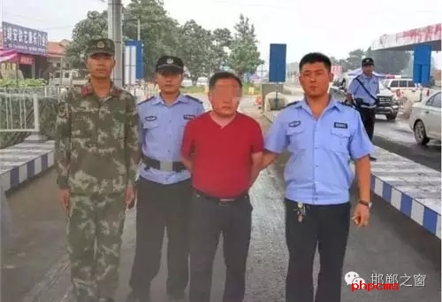 8月8日13時許，邯鄲大名李茂堤警務(wù)站民警，在一輛南樂開往龍王廟的公共汽車上，查獲一名無身份證男子。該男子自稱是龍王廟鎮(zhèn)人，在民警詢問下又改口稱是孫甘店鄉(xiāng)人，閃爍其詞、神色慌張。經(jīng)調(diào)查該男子叫朱某。于7月7日，在大名縣人民法院判決的一起民間借貸糾紛案中，犯罪嫌疑人朱某拒不履行法院判決。7月13日，大名縣公安局依法將該朱上網(wǎng)追逃。