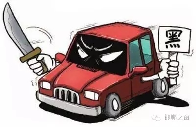 8月3日上午，公交分局接群眾報警稱，在汽車西站搭乘一輛白色奧拓(黑出租車)時，被該車司機持刀搶劫2600元。公交分局迅速組織警力現(xiàn)場勘查、走訪調(diào)查、調(diào)取天網(wǎng)監(jiān)控視頻、尋找嫌疑人蹤跡，經(jīng)大量工作，于次日凌晨6時許，辦案民警在復(fù)興區(qū)大乘寺附近發(fā)現(xiàn)嫌疑人的活動蹤跡。經(jīng)縝密布控，辦案民警在火車站一舉將犯罪嫌疑人張某某抓獲，犯罪嫌疑人張某某對持刀搶劫乘客的犯罪事實供認不諱。