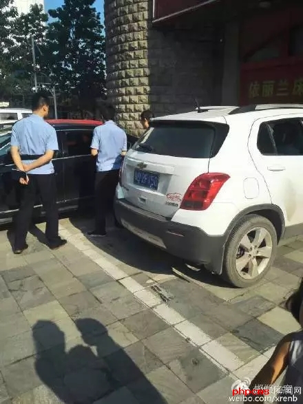 網(wǎng)友爆料：8月10日晚，邯鄲人民路西段，天晁小區(qū)附近，家具大世界門前，十幾輛小車玻璃被砸，車內(nèi)有價值財物被洗劫一空，目前警方已介入調(diào)查。