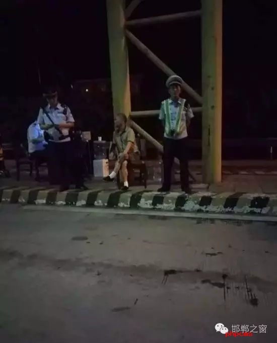 8月9日晚，磁縣交警大隊林坦中隊民警在執(zhí)行勤務(wù)中，對一輛小型普通客車進行例行檢查，該車司乘人員三人，其中兩名乘坐人員神情恍惚，非常可疑，民警認真核對每名人員信息，經(jīng)網(wǎng)上對比查詢，系統(tǒng)提示陳某某具有吸毒史。執(zhí)勤民警立即對該車進行全面徹查，并對該車三名司乘人員做了尿檢，檢驗結(jié)果兩名乘坐人員為陽性。最終，經(jīng)過細致盤問，周某某、陳某某對其吸毒事情供認不諱。