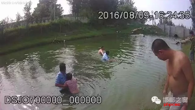 8月9日，邯鄲邱縣新馬頭鎮(zhèn)恒莊村南、駕校南側(cè)河道內(nèi)有一男一女兩人落水，民警接警后迅速趕到現(xiàn)場將二人拖上岸。經(jīng)了解得知，二人系夫妻，當(dāng)日二人開車從家里出來到縣城辦事，路上因瑣事發(fā)生爭吵，車子開到駕校南側(cè)河邊時，男子氣憤的停下車，跳入河中聲稱要自殺，其妻見狀也跳進了河里，要一起去死。