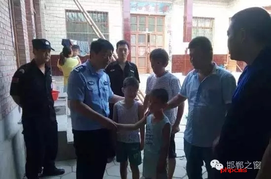 8月11日上午，邯鄲館陶縣公安局指揮中心接到報(bào)警，柴堡鎮(zhèn)劉村李某因欠柴堡鎮(zhèn)武張屯村李某某錢款，李某某將李某的兩個(gè)兒子（一個(gè)10歲，一個(gè)8歲）拘禁。民警迅速趕到現(xiàn)場(chǎng)，發(fā)現(xiàn)李某家街門被反鎖，民警登上盤梯與嫌疑人談話，穩(wěn)定其情緒，做其思想工作，當(dāng)日下午17時(shí)20分許，兩個(gè)小男孩被成功解救。