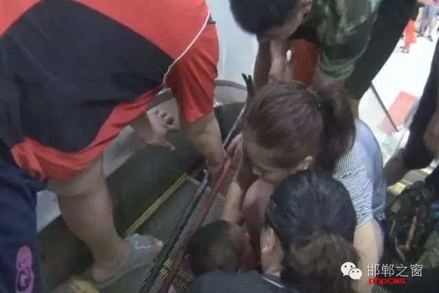 8月11日下午2點(diǎn)，曲周縣百貨大樓一名幼兒手臂卡入滾動(dòng)扶梯，接到報(bào)警后，邯鄲消防曲周中隊(duì)立即趕赴現(xiàn)場(chǎng)進(jìn)行救援。據(jù)商場(chǎng)工作人員介紹，幼兒母親在一旁買水時(shí)，沒注意幼兒爬到電梯口玩耍不慎將手臂卡住。