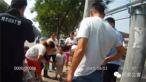 8月11日上午，邯鄲武安市公安局巡特警大隊(duì)民警巡邏至富強(qiáng)路北頭格力空調(diào)對(duì)面時(shí)，發(fā)現(xiàn)一名三歲小男孩獨(dú)自一人在路邊哇哇大哭。巡邏民警迅速下車詢問，從他斷斷續(xù)續(xù)的講述中，得知孩子未經(jīng)大人同意，自己跑出來玩，找不到家了，民警經(jīng)多方努力，終于安全把孩子送回家。