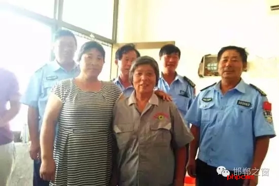 8月10日下午，何某到臨漳縣醫(yī)院給孩子看病，不慎將錢包丟失?？h醫(yī)院保潔員張付榮打掃衛(wèi)生時(shí)，在走廊坐椅上發(fā)現(xiàn)了錢包，看了看錢包里有很多錢和卡，她在原處等了好久也沒見人來領(lǐng)取，便將錢包送到保安室，經(jīng)清點(diǎn)發(fā)現(xiàn)里面有2700多元現(xiàn)金及銀行卡。幾經(jīng)周折，終于找到了著急尋找錢包的何某，通過確認(rèn)無誤后，將錢包交還到了失主手中。