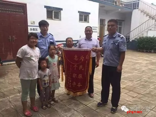 8月份，雞澤縣局店上派出所在開展入戶訪查工作中了解到，2011年，浮東三村村民孟某與外地女子唐某（云南省昭通市人）結婚，戶口沒有遷移，因是二婚，妻子唐某帶有的三個孩子也跟隨孟某生活，三個孩子均沒有戶口。不幸的是，其妻子唐某在2015年年底因車禍死亡，三個孩子無法取得醫(yī)學證明，就一直未能申報戶口。民警在獲悉此情況后，主動上門對這3個無戶口孩子進行入戶調查，經過一周的緊張工作，雞澤縣局店上派出所會同縣局戶政股為這3個孩子解決了戶口問題，最終將3個孩子的戶口頁交到孟某手中。