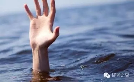 8月11日下午4點左右，邯鄲臨漳縣油房村村主任程艮生像往常一樣在自己負責的區(qū)域巡查，在快要接近漳河時，程艮生發(fā)現不遠處有兩個人在水里撲騰。程艮生用盡全力將兩人救上岸。“兩個孩子才十八九歲，正值大好年華?！被貞浧甬敃r情形，程艮生依然心有余悸。