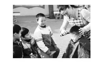 “苗老師理發(fā)又快又好看！”昨日是二月二“龍?zhí)ь^”的好日子，邯鄲市叢臺(tái)區(qū)滏東小學(xué)教師苗艷敏義務(wù)給十多名留守兒童理發(fā)，受到了眾人好評(píng)。為擁有這門手藝，苗艷敏利用節(jié)假日暗中“修煉”了3年。 早在2014年2月，苗艷敏就從網(wǎng)上購(gòu)買了電動(dòng)理發(fā)器，每逢節(jié)假日便去理發(fā)店觀摩學(xué)習(xí)。經(jīng)過一個(gè)多月的鉆研，她把愛人當(dāng)成了第一個(gè)“試驗(yàn)品”，結(jié)果以失敗告終。 為真正學(xué)好理發(fā)手藝，苗艷敏除了光顧各理發(fā)店取經(jīng)外，還經(jīng)常上網(wǎng)學(xué)習(xí)。功夫不負(fù)有心人，經(jīng)過3年多的修煉，她的手藝越來越嫻熟，漸漸得到了大家的認(rèn)可。 今年二月二，她特意從家里帶來理發(fā)工具，為廣大師生一展才藝。