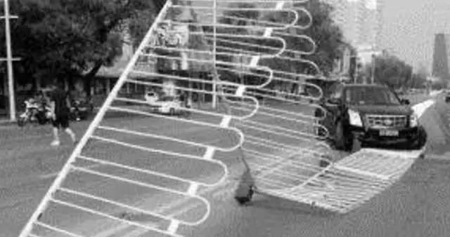 2月13日晚，在河北省邯鄲市渚河路與光明大街交叉口發(fā)生的一起交通逃逸事故。剛輸完液的受害人從羅城頭村口由南向北行駛，正準(zhǔn)備左轉(zhuǎn)時(shí)，卻被迎面而來的逆行車輛撞飛在地，該司機(jī)并沒有停車，而是加速向南行駛，瞬間就消失的無影無蹤了。 隨后，邯山大隊(duì)事故科的民警趕到現(xiàn)場(chǎng)。查出這輛肇事車輛就在這起事故發(fā)生的三分鐘前，就在位于中華大街渚河路東南角的金業(yè)小區(qū)的停車場(chǎng)，撞斷停車場(chǎng)的欄桿后加速逃離了現(xiàn)場(chǎng)。 而前面的這起事故，應(yīng)該就是該車在逃逸的過程中行駛到羅城頭附近，撞人后再次逃逸。通過天網(wǎng)監(jiān)控顯示，這輛轎車拐進(jìn)一小區(qū)后，就一直沒有出現(xiàn)過。2月14日凌晨2點(diǎn)05分警車到達(dá)該小區(qū)，經(jīng)過近半個(gè)小時(shí)的搜索，民警在小區(qū)的一個(gè)角落里找到了這輛肇事車輛。這起發(fā)生在2月13號(hào)的交通肇事逃逸案宣告告破。