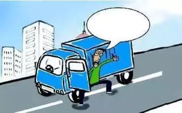 2月27日凌晨，邯鄲市一名男子套用其表哥A2駕駛證信息駕駛大貨車進(jìn)入市區(qū)，沒成想因?yàn)樽旖堑囊活w痣被交警看出破綻，不僅被公安機(jī)關(guān)依法行政拘留了15天，而且被罰款1500元。在事實(shí)面前，駕駛?cè)瞬坏貌怀姓J(rèn)自己無證，試圖用表哥的駕駛證蒙混過關(guān)。